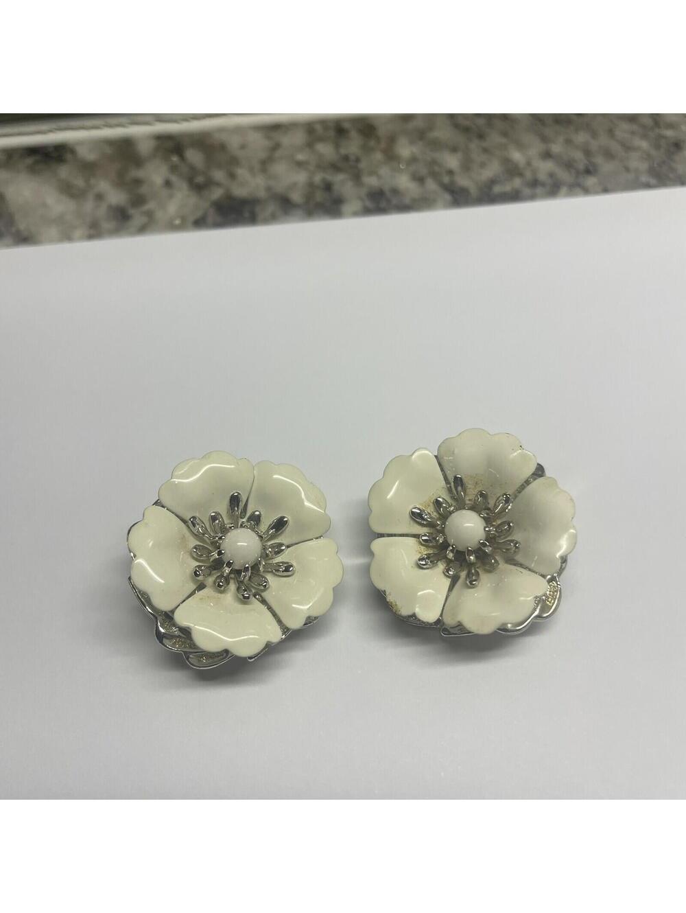Vintage Signed Sarah Coventry Off White Flower Enamel Clip On Earrings